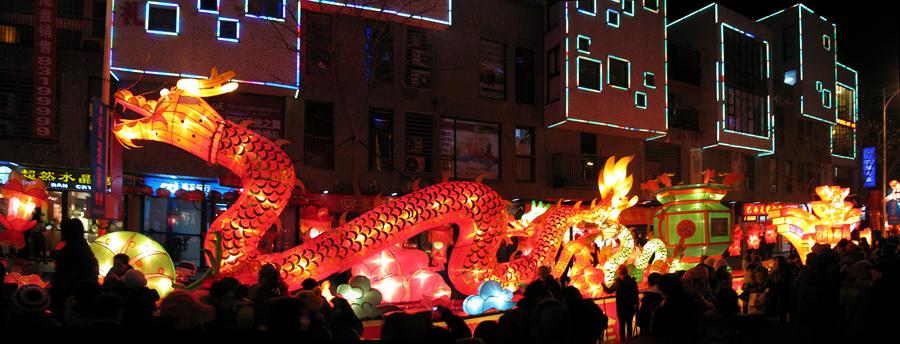 Новогодние  Китаские фонари в виде драконов на улицах Цзинаня