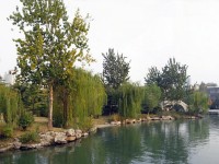 Озеро в центре города Цзинань.jpg
