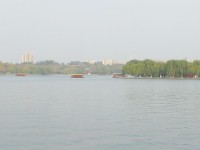 Панорама озера Та Мин в Цзинане.jpg